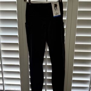 🌺NWT Fabletics Black Pureluxe Leggings with side leg Pockets🌺
